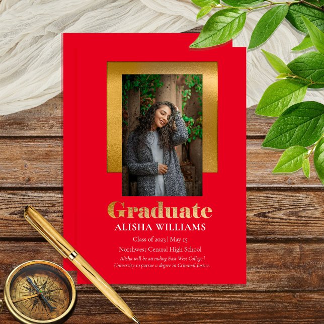 Anuncio Elegante y elegante foto de graduado de textos de  (Classy Elegant Gold Tone Text Red Graduate Portrait One Photo Graduation Announcement Print Digital)