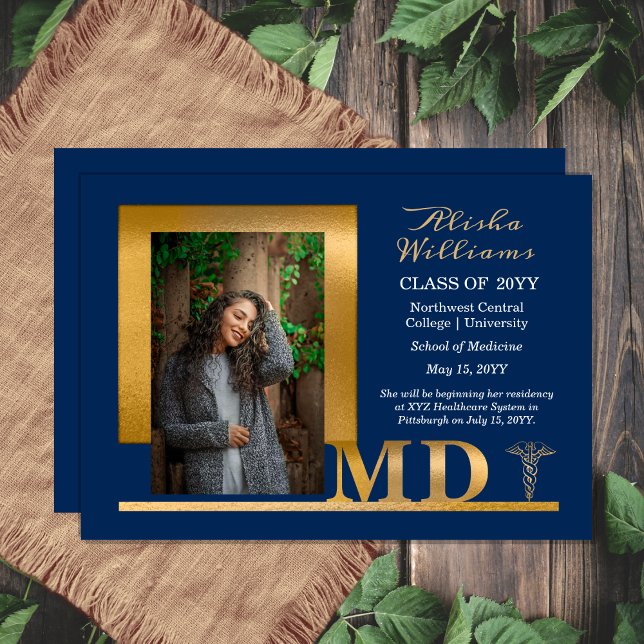 Anuncio Elegante y elegante oro MD Caduceus 1 Foto Azul (Classy Elegant Gold Tone and Blue "MD" Doctor Physician Caduceus One Photo Graduation Announcement )
