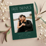 Anuncio Emerald Green Funny Wedding Save the Date<br><div class="desc">Boda divertida salva las fechas en un diseño verde esmeral "Bebidas gratis (y nos vamos a casar) con tu foto. Estos modernos salvan las fechas son perfectas para la divertida pareja que no puede esperar a celebrar en su boda con familia y amigos.</div>