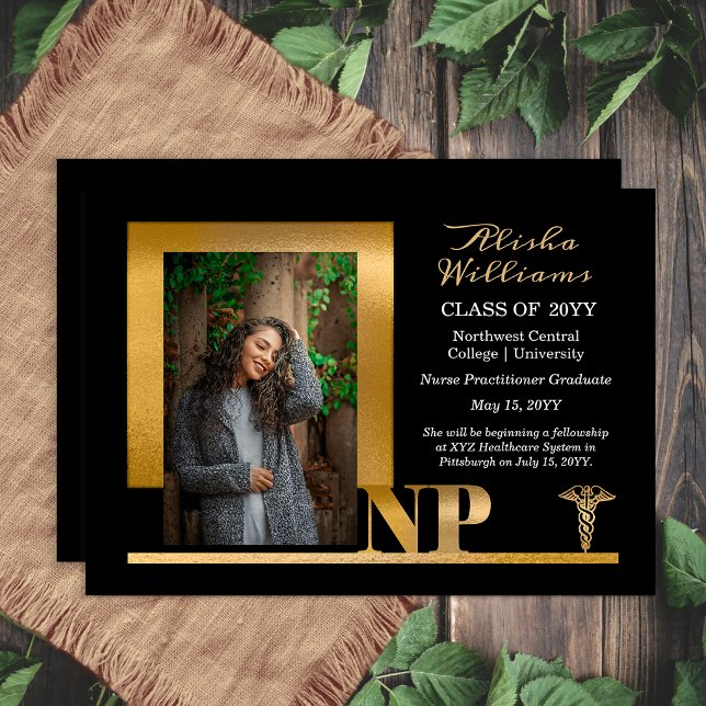Anuncio Enfermera Practicante NP Oro Negro Elegante (Elegant black and gold NP graduation announcement with modern photo layout)
