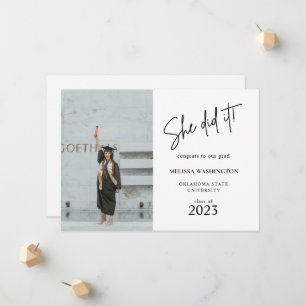 Anuncio Escritura minimalista. Lo hizo. Foto de graduación