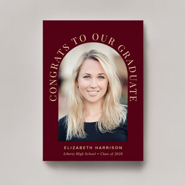 Anuncio Foto de Arco Elegante Graduación Rojo Burdeos (An elegant arch photo graduation announcement to celebrate the graduate's achievements)