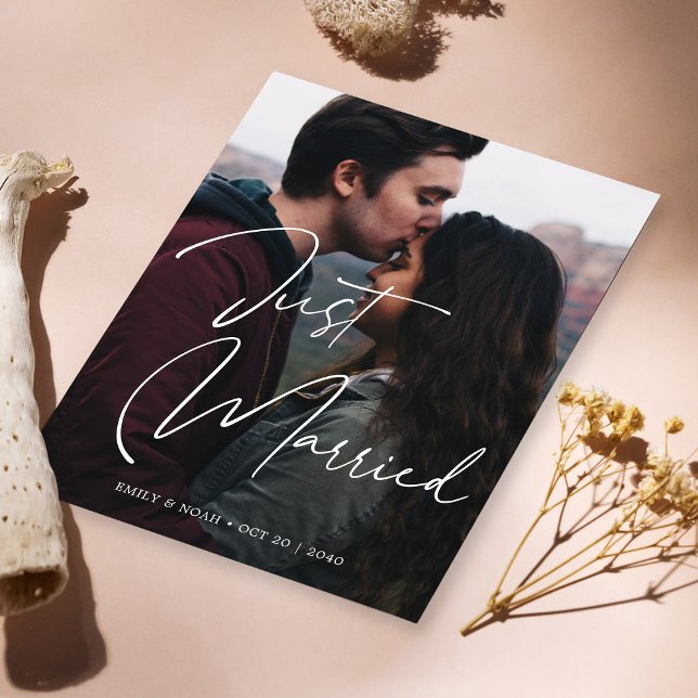 Anuncio Foto de Boda con letras elegantes y casadas (Just Married Elegant Hand Lettering Wedding Photo Announcement)