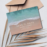Anuncio Foto de bodas de destino de playa<br><div class="desc">Nuestra tarjeta de destino de la playa para bodas con excepción cuenta con un impresionante diseño costero y una hermosa foto de usted y su pareja en la parte de atrás. Es una forma elegante de invitar a sus huéspedes a que ahorren la fecha para que puedan unirse a usted...</div>