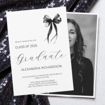 Foto de Graduación con Arco Simple en Blanco y Neg