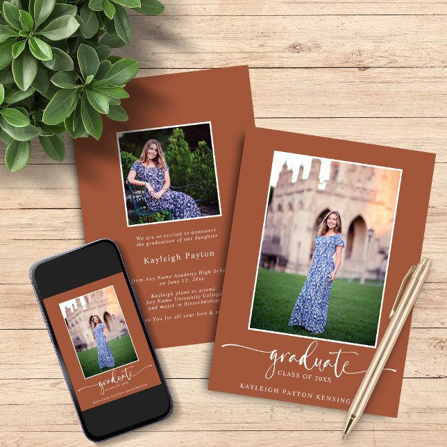 Anuncio Foto de graduación de escritura elegante y moderna (Terracotta Modern Elegant Script Graduation Photo Announcement withe Instant Digital Download)
