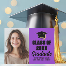 Foto de graduación de la clase de 2026 en negro y