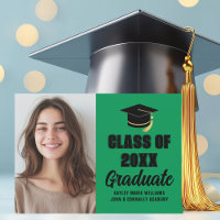 Foto de graduación de la clase de 2026 en verde y 