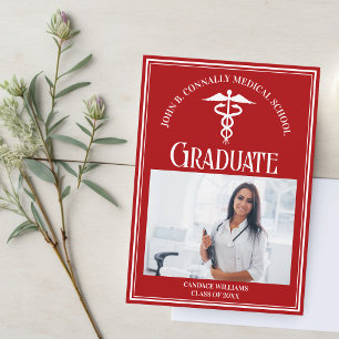 Anuncio Foto de graduación de la escuela de medicina roja