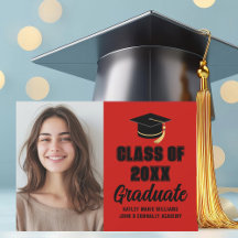 Foto de graduación de la promoción 2026 de rojo y