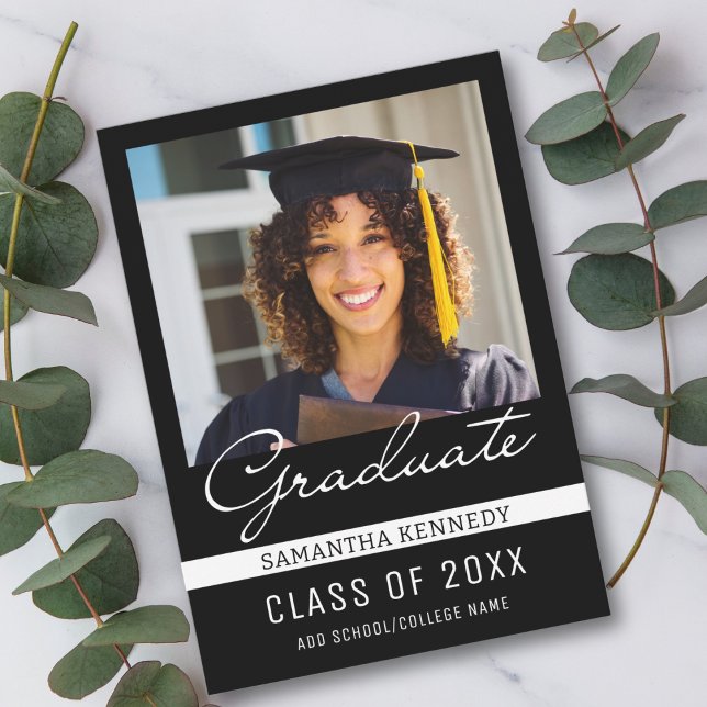 Anuncio Foto de graduación moderna en blanco y negro 2025 (Modern Black and White 2025 Graduation Photo Announcement
)
