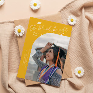 Anuncio Foto de graduada amarilla curva que ella creía