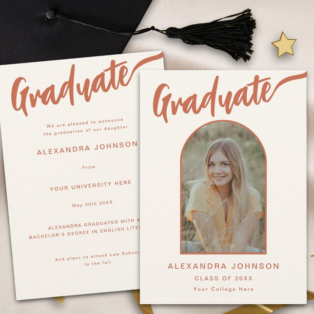 Anuncio Foto de graduado Archivo Naranja Quemado Script (Whimsical graduate photo arch burnt orange calligraphy script graduation announcement card)