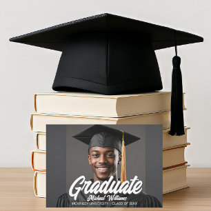 Anuncio Foto de graduado con guión en negrita Graduación
