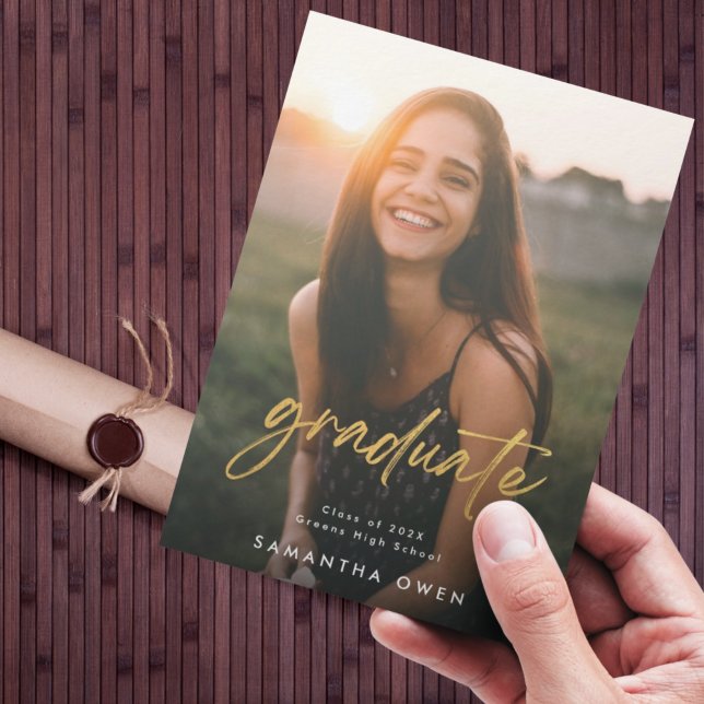 Anuncio Foto de graduado de secundaria en cepillo de oro (Subido por el creador)