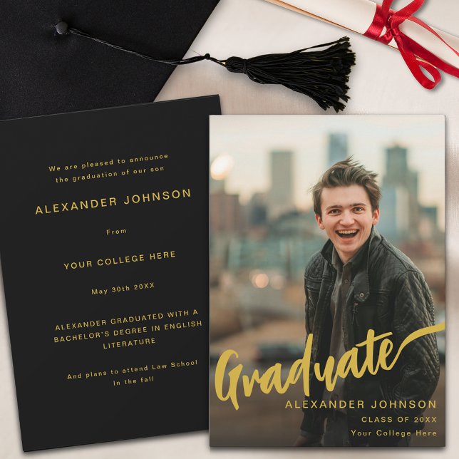 Anuncio Foto de graduado moderna con guión de oro negro (Minimalist graduate photo gold script black Graduation announcement card)