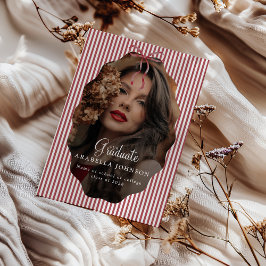 Anuncio Foto de lazo rojo de rayas finas dulces para gradu