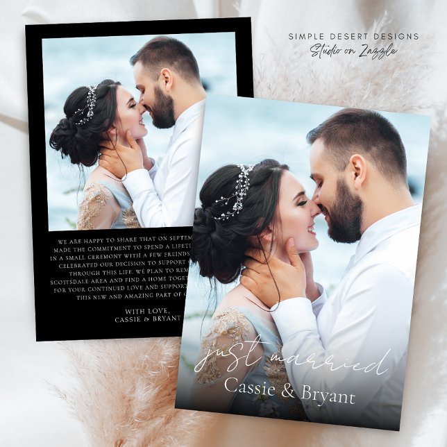Anuncio Foto de matrimonio elegante en blanco y negro reci (Modern Elegant Script Black and White 2 Photo Wedding Announcement with Just Married Message)