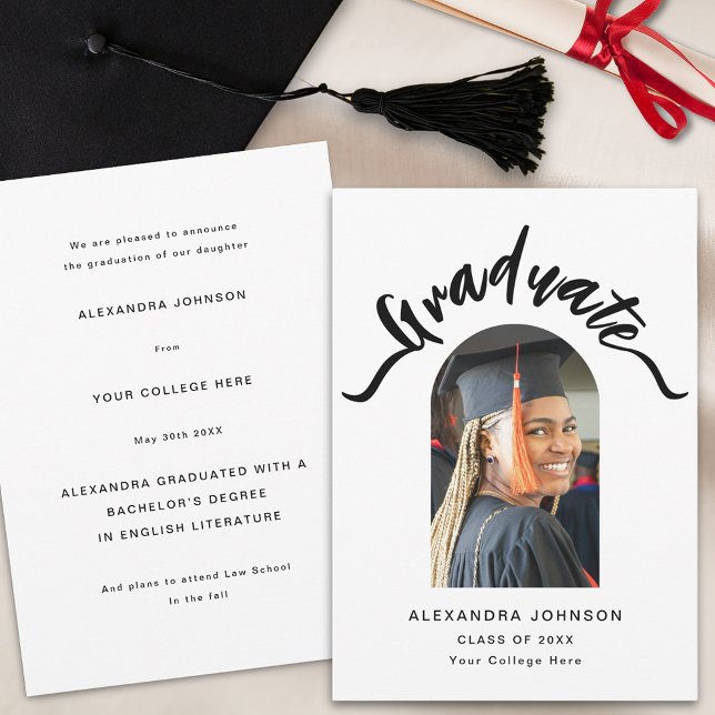 Anuncio Foto del Graduado Moderno Script de Archivo de Gra (Modern trendy arch photo graduation black and white announcement card stylish script)