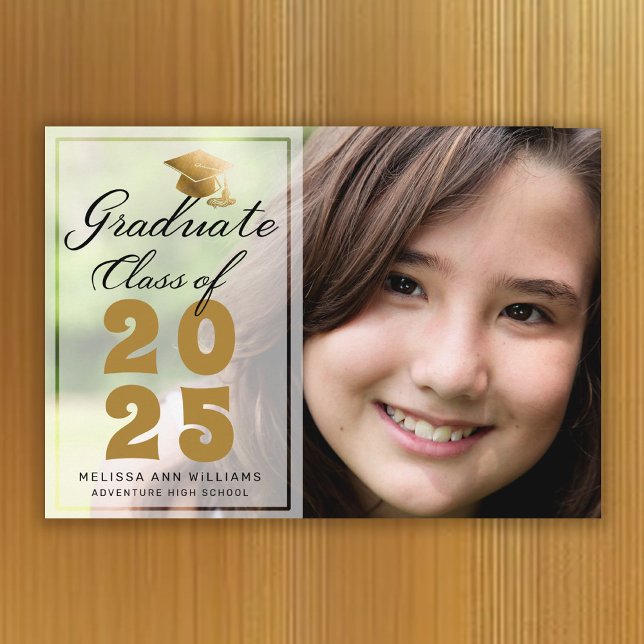 Anuncio Foto moderna de graduación con guión negro dorado  (2025 Photo Graduation Announcement with Gold text)