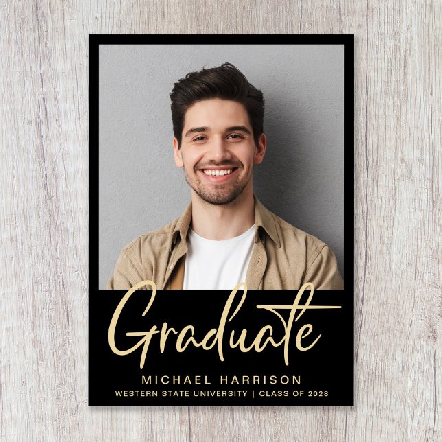 Anuncio Foto moderna negrita guión negrita Graduación negr (Modern Gold Script Black Photo Graduation Announcement)
