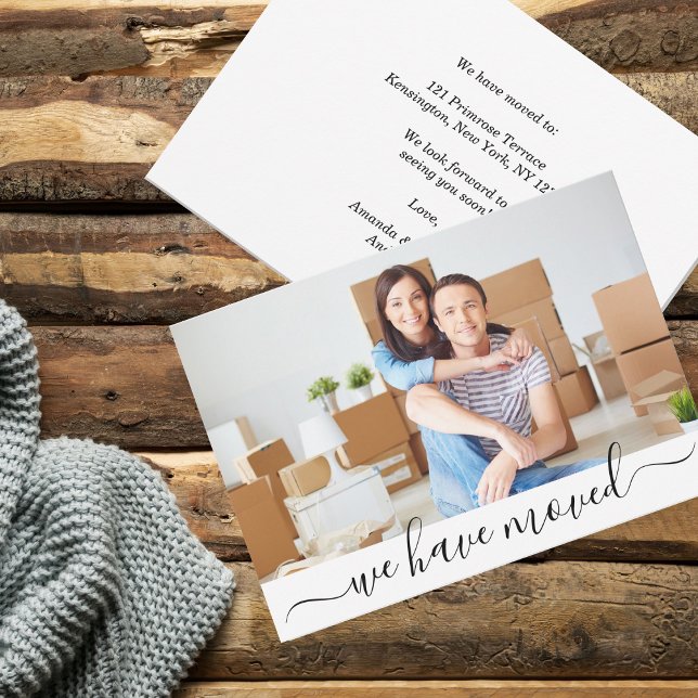 Anuncio Foto moderna que hemos movido nueva dirección (New address announcement card. Add your own photo on the front and on the back, your own text.)