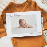 Anuncio Foto simple de bebé Gracias Script Heart Birth<br><div class="desc">Esta elegante y sencilla invitación de planilla de natación con foto de dos caras muestra una foto de su recién nacido niño o chica, un mensaje personalizado que puede ser personalizado, texto tipográfico con letras a mano que dice "Gracias" con un corazón entre las palabras. Puede añadir un breve mensaje...</div>