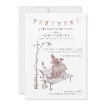 Gato y perro en un Boda con tema animal en un banc