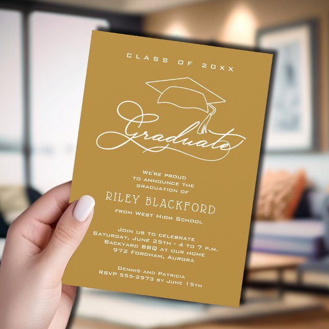 Anuncio Gorrito de graduación moderno dorado graduación (Gold graduation announcement cards feature your details in chic white lettering.)