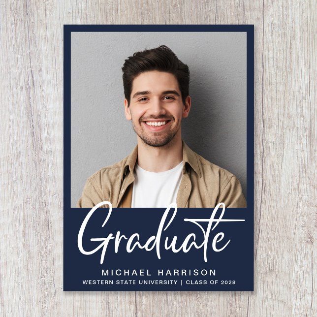 Anuncio Graduación azul de guión gráfico moderno (Modern Photo White Script Blue Graduation Announcement)