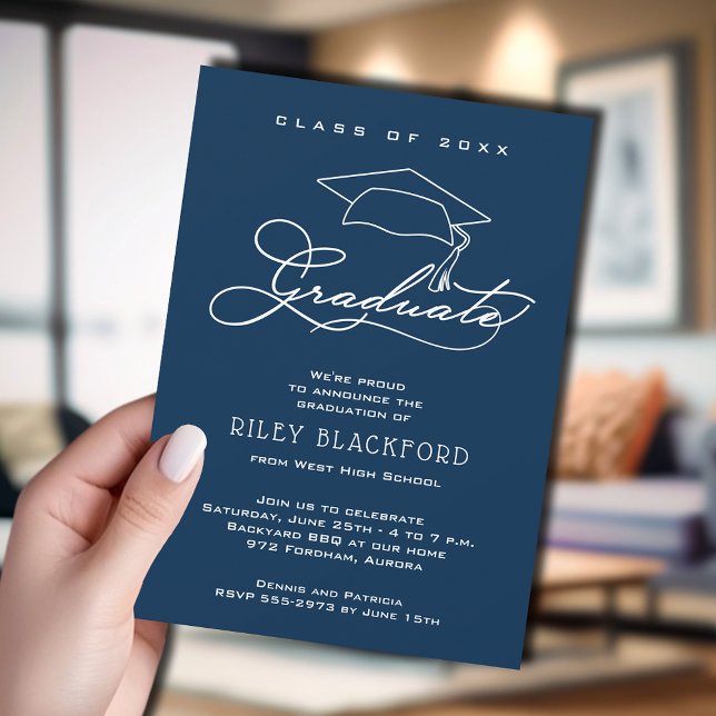 Anuncio Graduación azul de la Marina Gorra graduada (Navy blue graduation announcement cards feature your details in chic white lettering.)