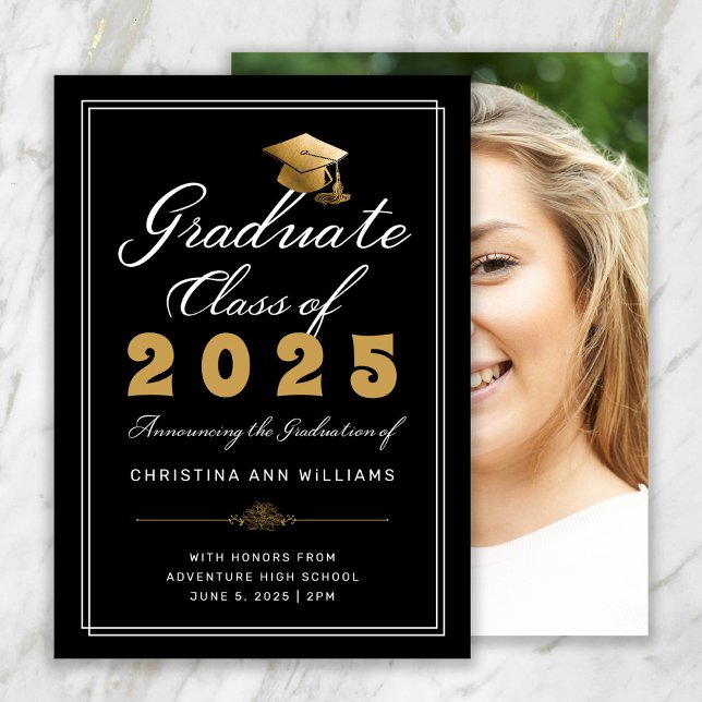 Anuncio Graduación Black Gold Script Photo Class de 2025 (Elegant Black with Gold and White Script and Back Photo Graduation Announcement)