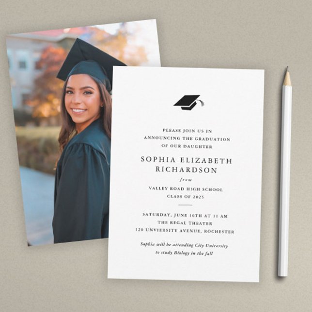 Anuncio Graduación clásica simple de fotos en blanco y neg (Simple black and white formal photo graduation announcement.)