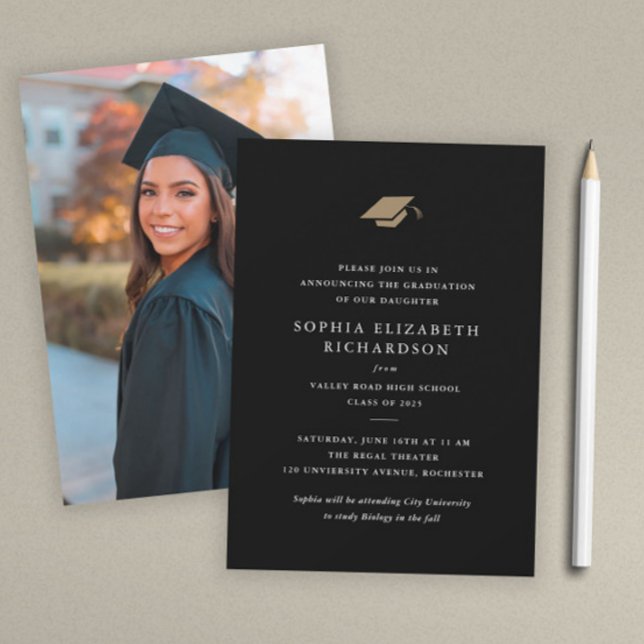 Anuncio Graduación clásica simple de fotos en blanco y neg (Simple black and white formal photo graduation announcement.)