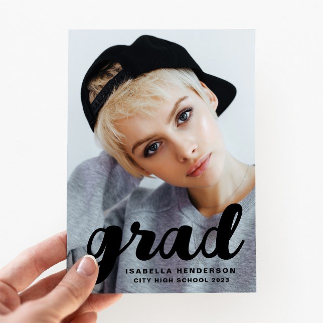 Anuncio Graduación con letra script negra moderna y elegan (Modern Stylish Photo Black Script Graduation Announcement)