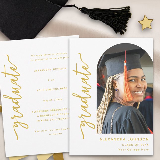 Anuncio Graduación de Foto de Arquitectura Moderna (Modern elegant arch photo white and gold script graduation announcement card Stylish trendy chic)