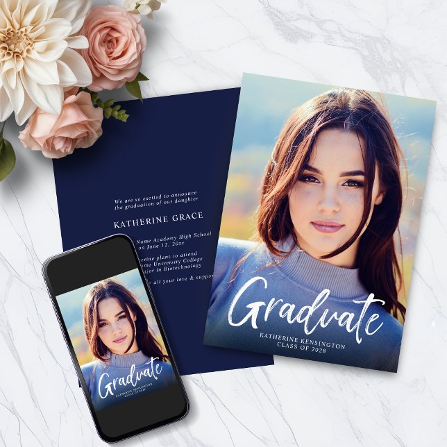 Anuncio Graduación de foto de escritura azul de la Marina  (Modern Navy Blue Script Photo Graduation Announcement with Instant Download)