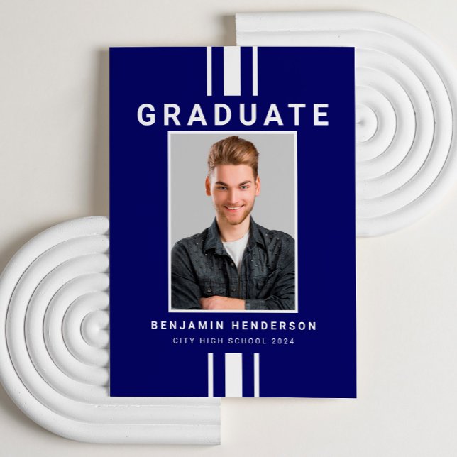 Anuncio Graduación de foto de niño azul de la Marina moder (Modern Navy Blue Boy Photo Graduation Announcement Card)