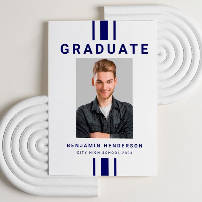 Anuncio Graduación de foto de niño azul de la Marina moder (Modern Navy Blue Boy Photo Graduation Announcement Card.)