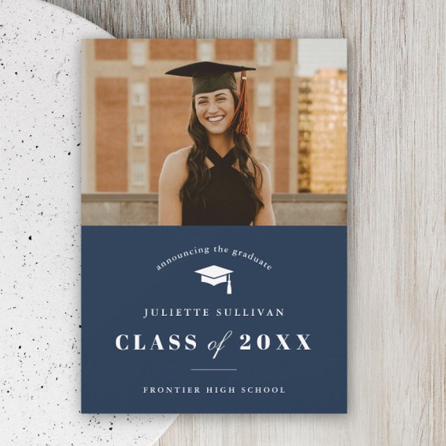 Anuncio Graduación de foto de tipo mínimo (Simple typography navy blue photo graduation announcement card.)