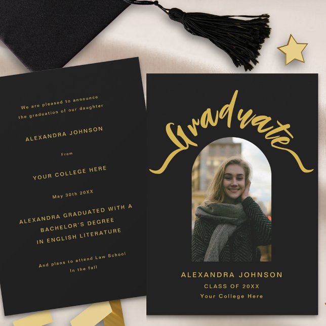Anuncio Graduación de fotografía de arte para graduados mo (Modern arch photo black and gold script graduation announcement card)