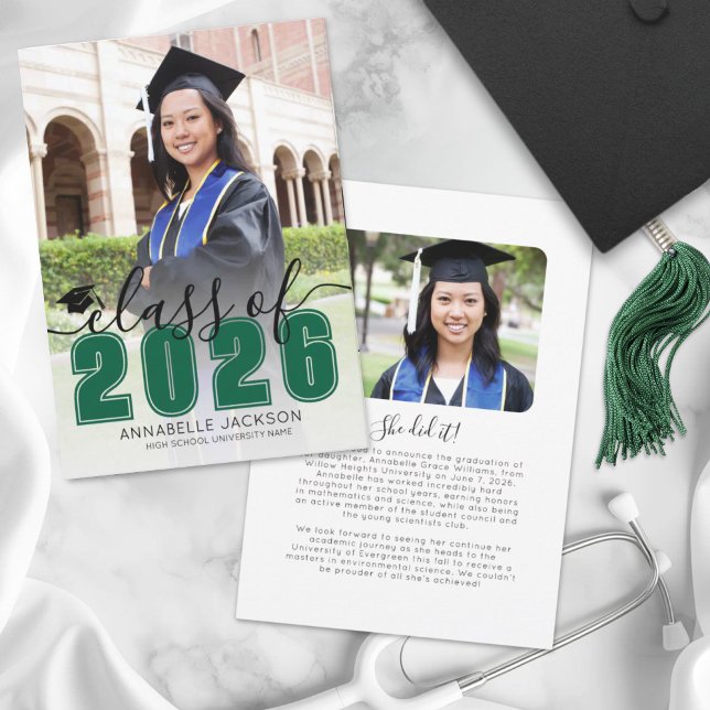 Anuncio Graduación de fotografía de escritura verde simple (Simple Green Script Graduate Photo Graduation Announcement)