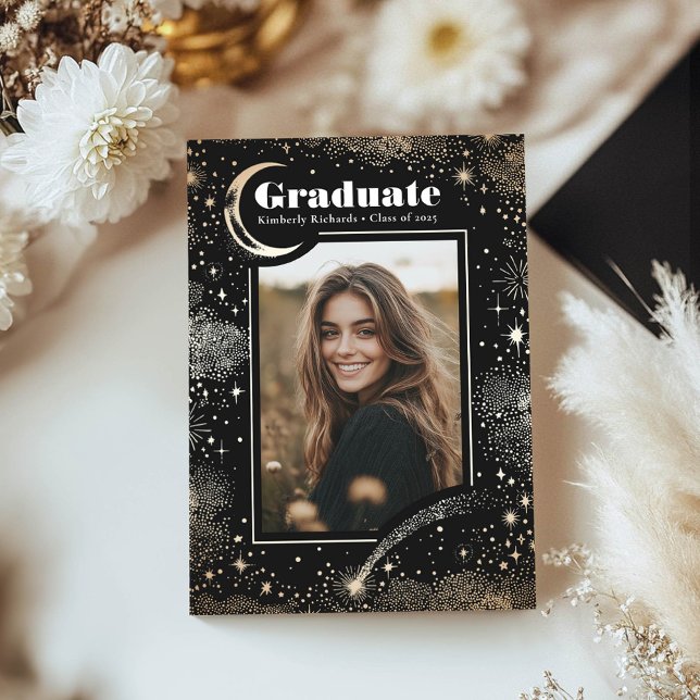 Anuncio Graduación de fotografía de graduado negro celesti (Celestial Black Photo Graduation Announcement)