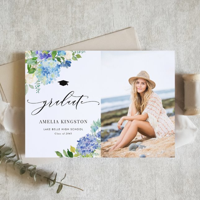 Anuncio Graduación de fotografía floral de acuarela azul H (Watercolor Blue Hydrangea Floral Photo Graduation Announcement)