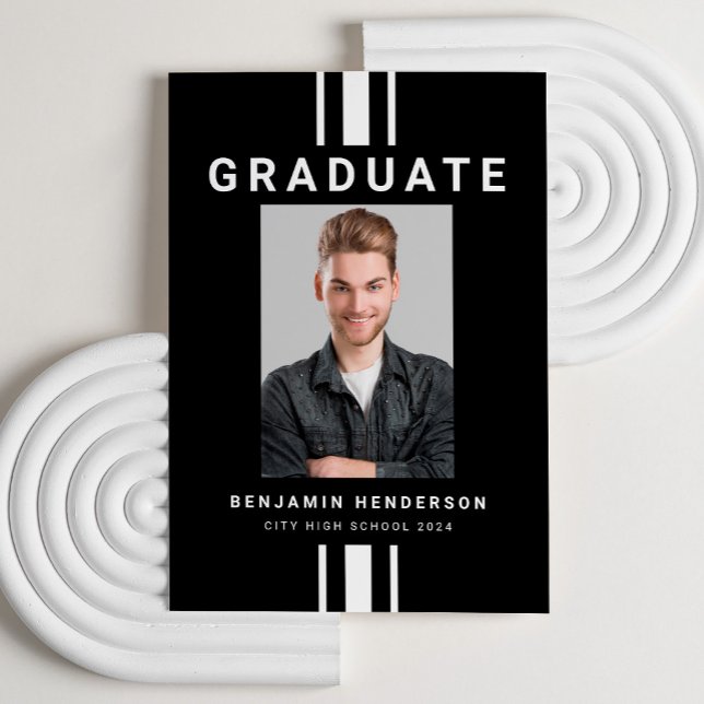 Anuncio Graduación de fotografía moderna de Black Boy (Modern Black Boy Photo Graduation Announcement Card.)