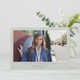 Anuncio Graduación de fotografía simple y moderna gris-ver