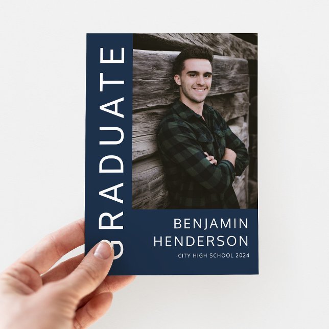 Anuncio Graduación de fotos azul de la Marina moderna (Modern Navy Blue Photo Graduation Announcement)