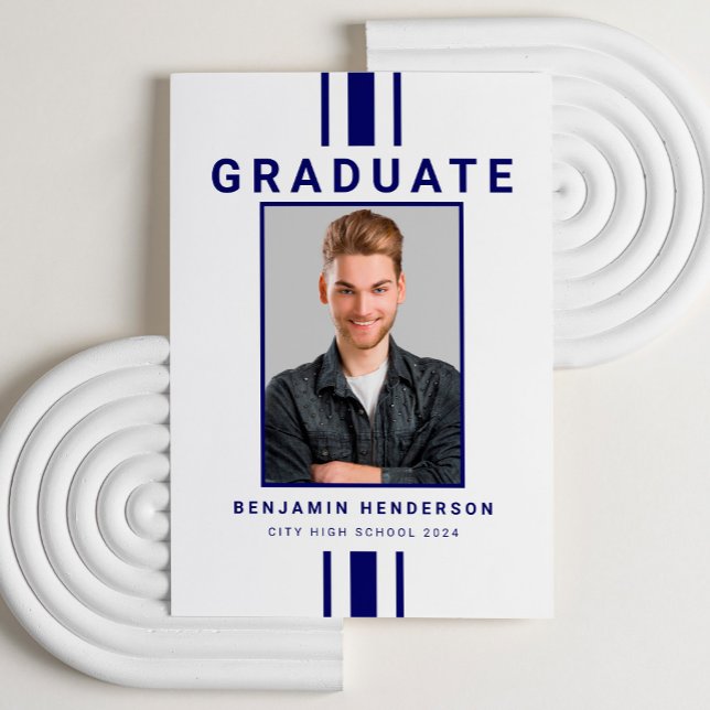 Anuncio Graduación de fotos azul de la Marina moderna (Modern Navy Blue Photo Graduation Announcement Card)