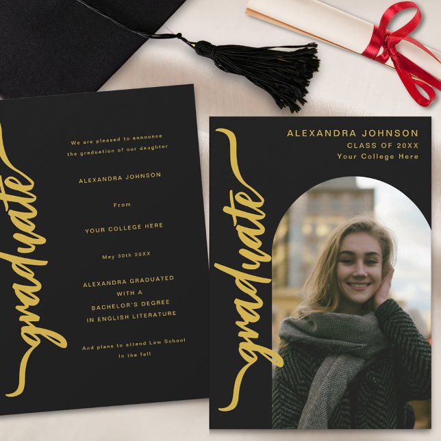Anuncio Graduación de fotos de arte moderno (Stylish gold script arch graduate photo black graduation announcement card)
