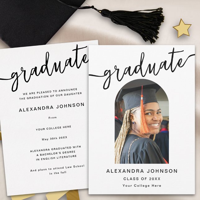 Anuncio Graduación de fotos de arte moderno (Modern trendy black script arch photo graduation announcement card elegant stylish chic design)